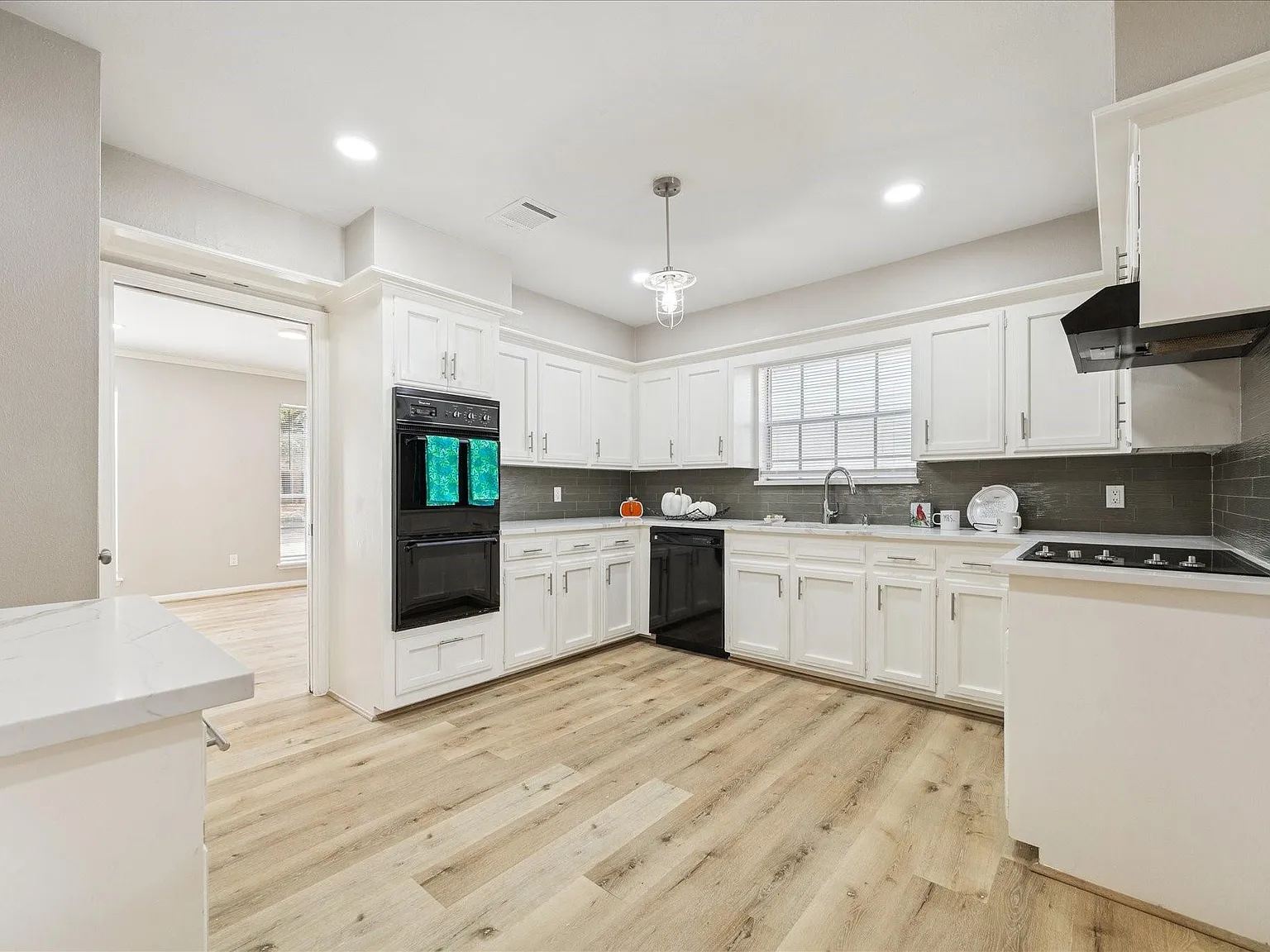 5 bed, 3.5 bath, 3148 sqft, $2,350 — Photo 2