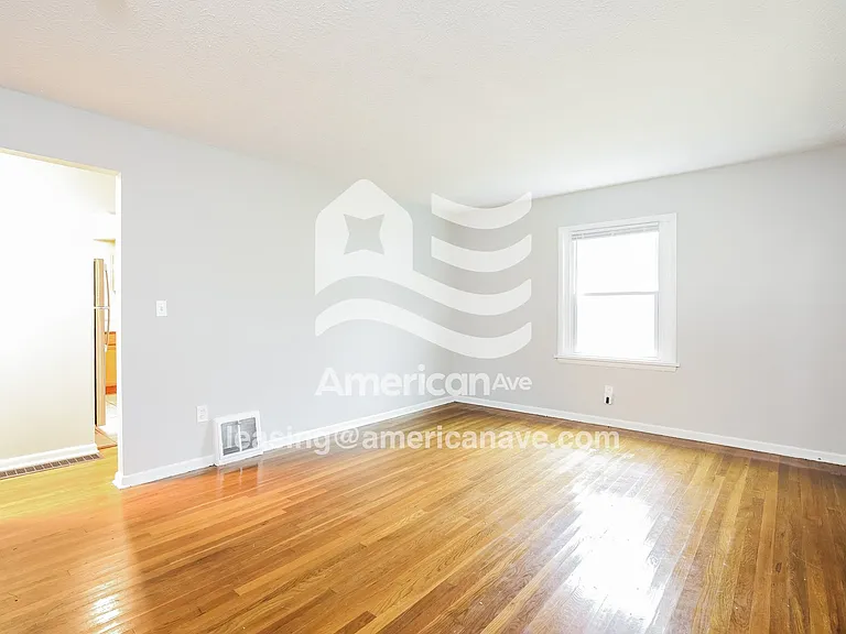 1047462_005_wm_-_living_room_12888756.jpg