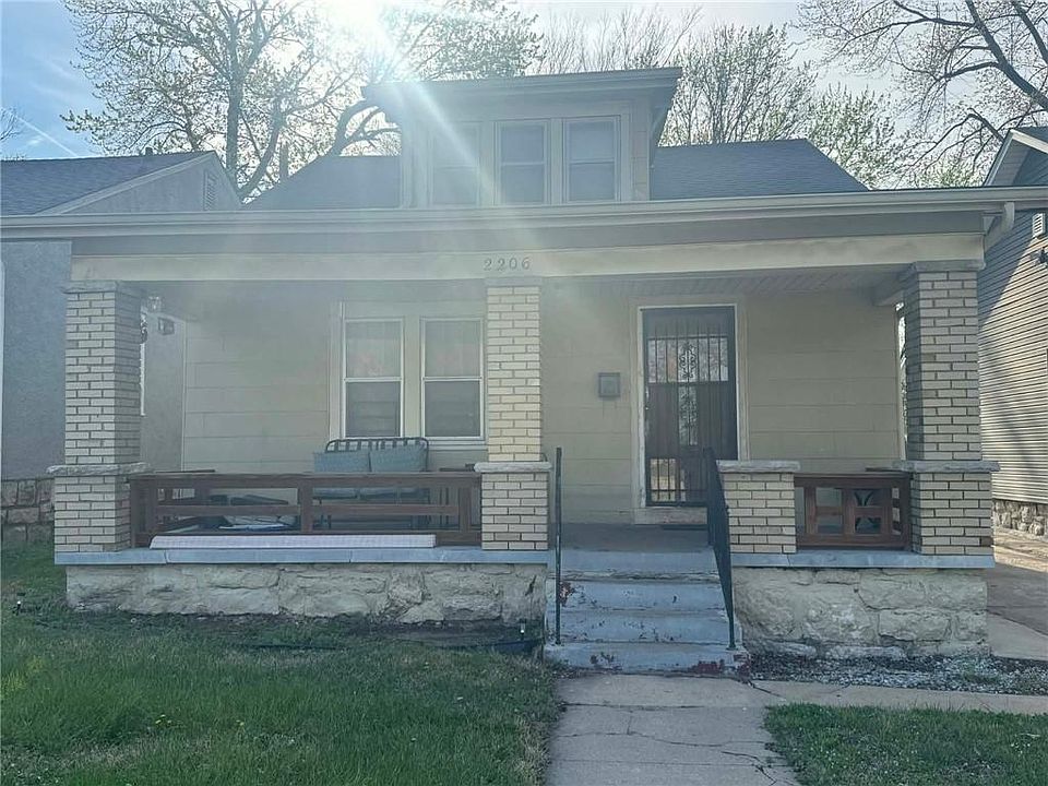 1st image of 2206 Oakley Ave