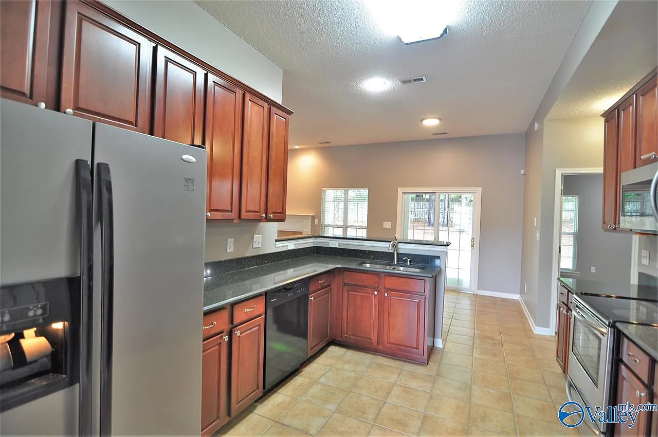 3 bed, 2.0 bath, 2100 sqft, $1,995 — Photo 3