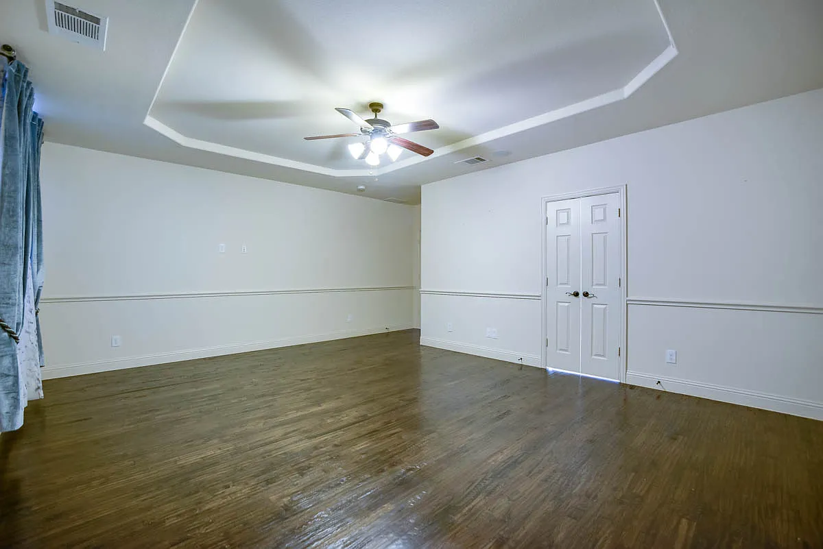 4 bed, 4239 sqft, $4,700 — Photo 3