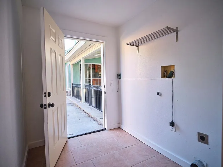 935 E Clinton Ave — Photo 37