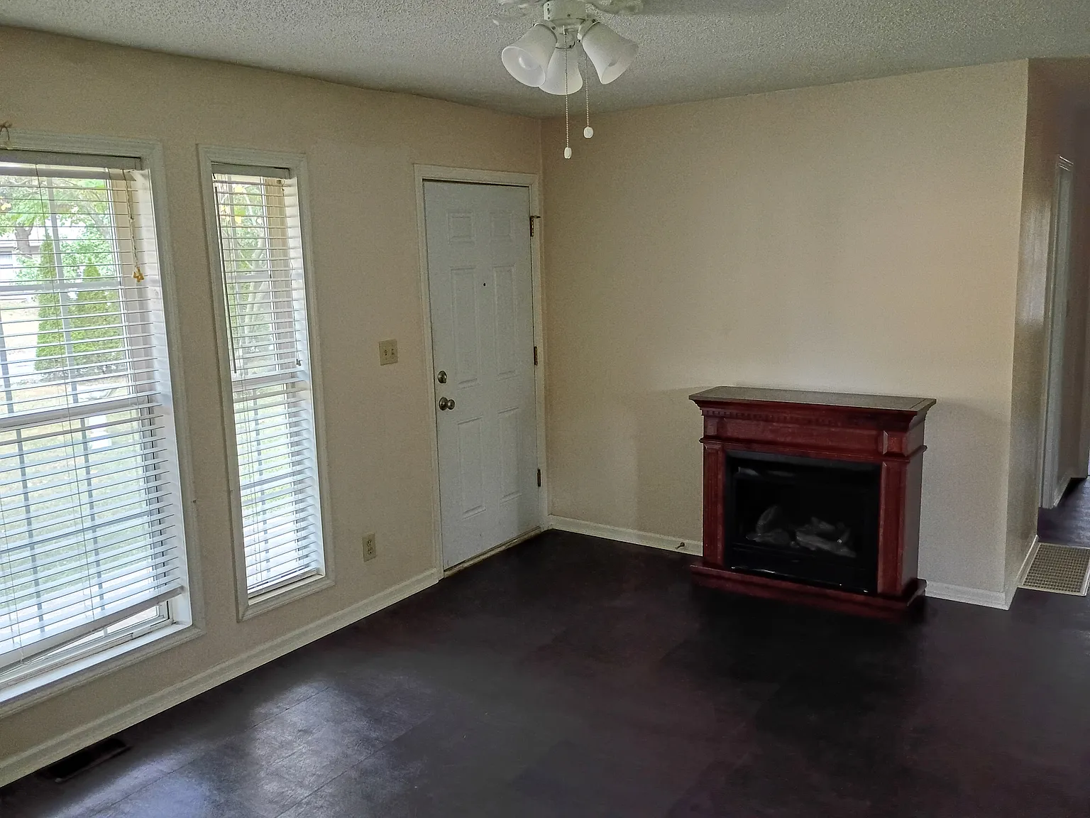 3 bed, 874 sqft, $1,400 — Photo 2