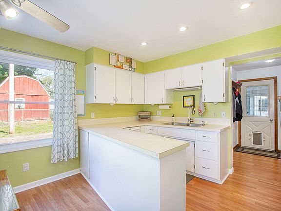 3rd image of 533 W Cherry St