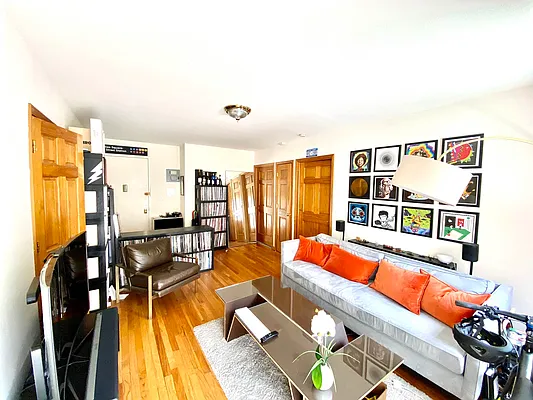 Rented by Street Realty Brokerage LLC | media 6