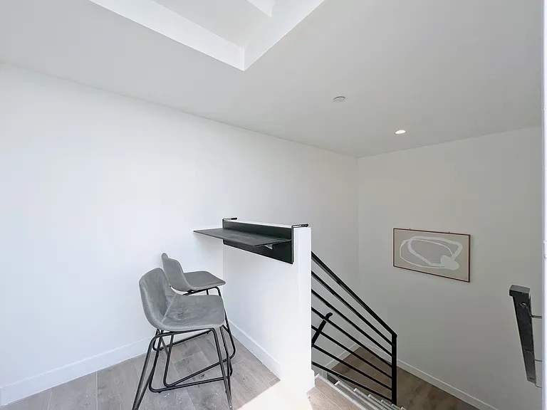1368 W 35th St #8 — Photo 20