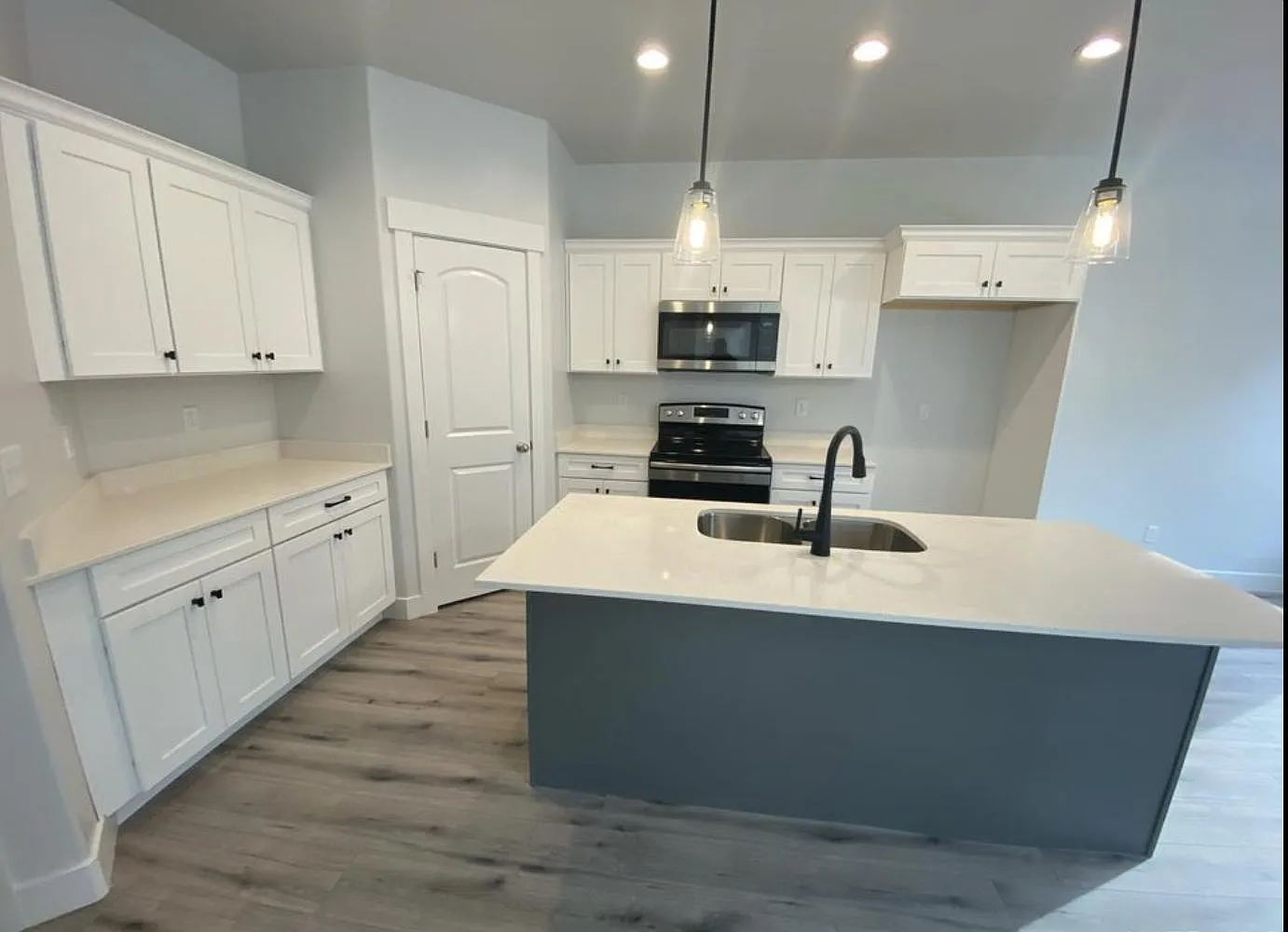 3 bed, 2.5 bath, 2296 sqft, $2,199 — Photo 3
