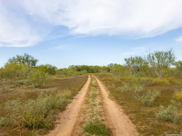 2 FM 1581, Pearsall, TX 78061