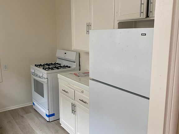 4th image of 1417 Ocean Park Blvd APT C