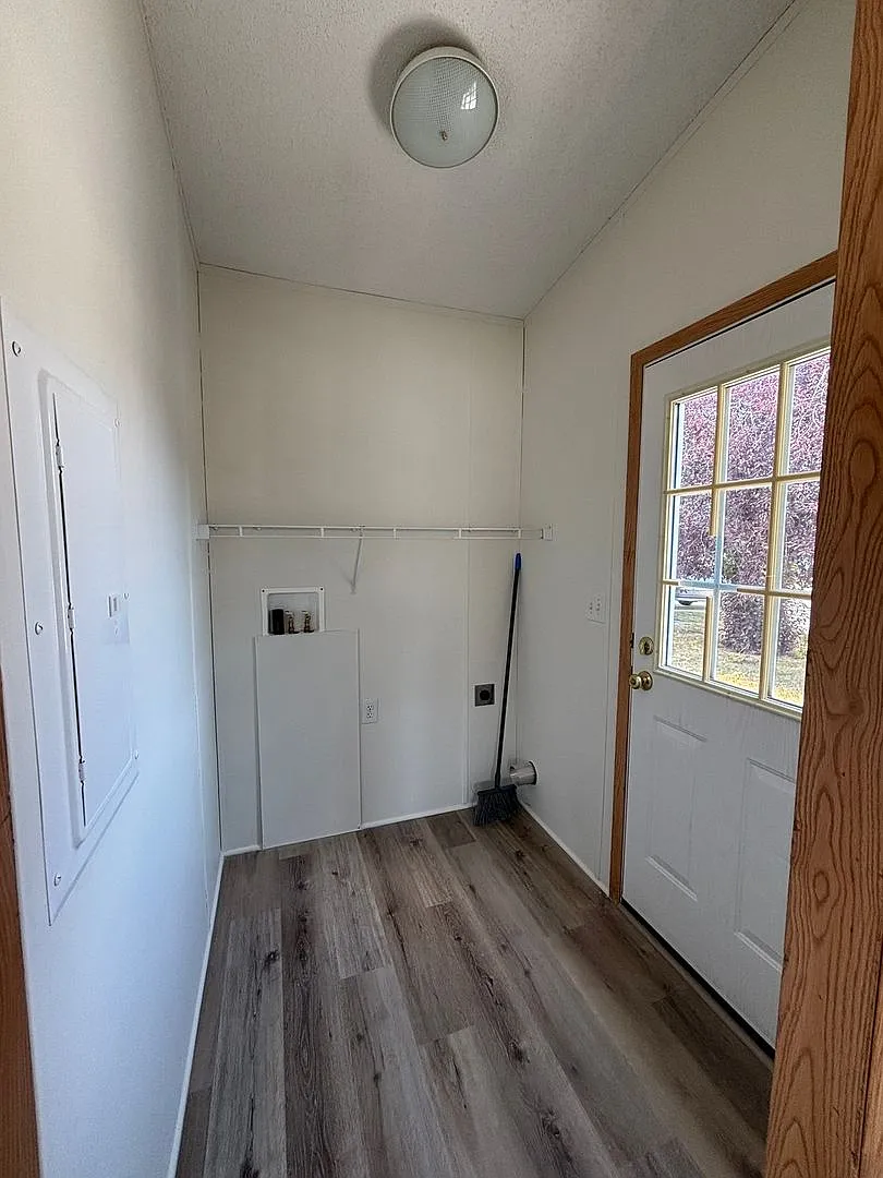 Centrally Located 3 BD 2 BA Modular Home — Photo 3