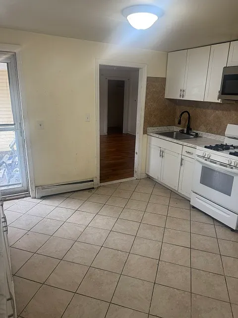 5 bed, 1.5 bath, 1936 sqft, $3,500 — Photo 3