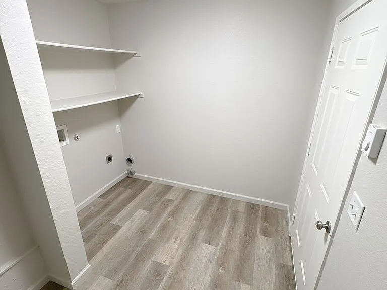5641-5643-5645-5 N Hills Dr — Photo 24