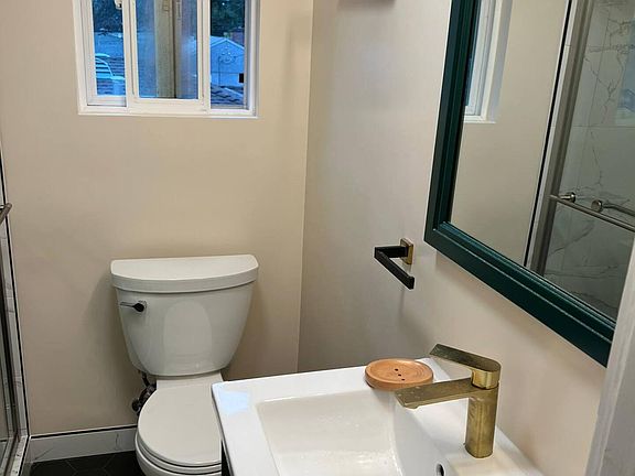 4th image of 2206 Lincoln St #6