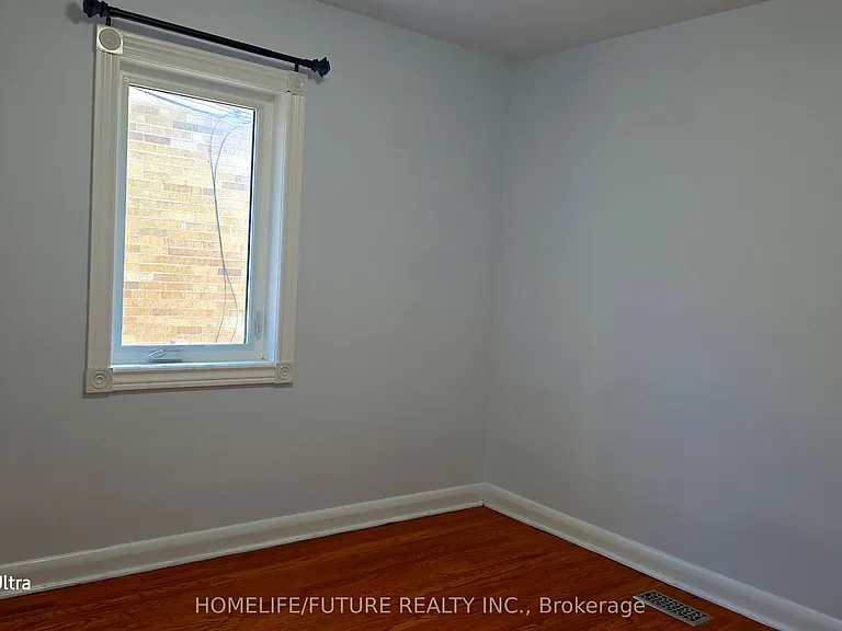 37 Miramar Cres #UPPER — Photo 5