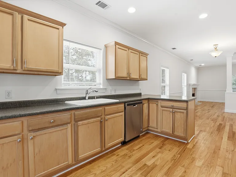 202 Penrose Dr — Photo 15