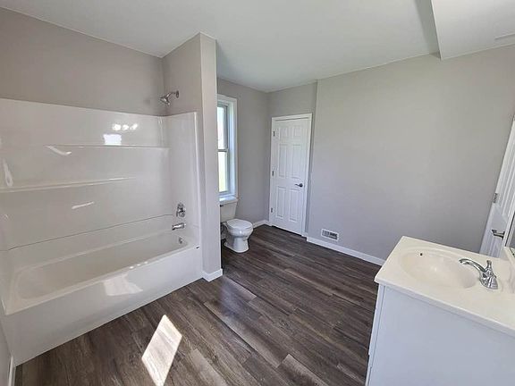 5th image of 301 Spring St