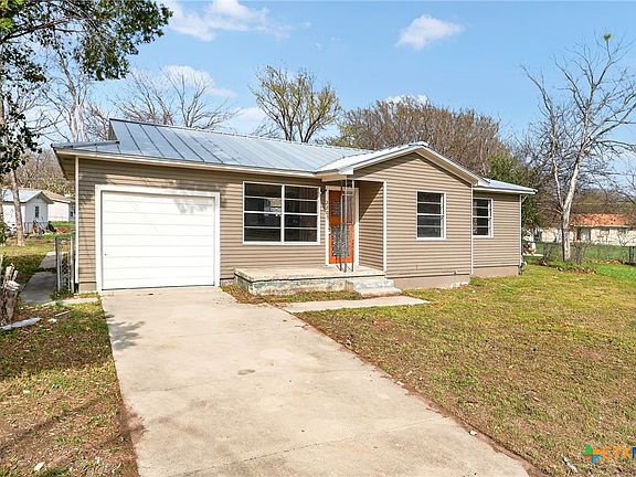 2nd image of 2209 Patricia Cir