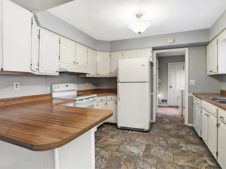 9803 Lakewood Dr W — Photo 29
