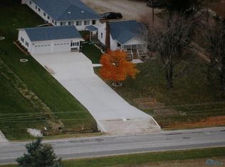 28045 Tracy Rd, Walbridge, OH 43465