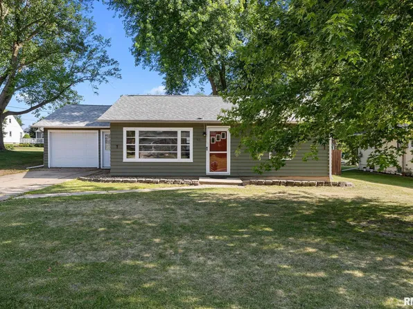511 W Smith St, Roanoke, IL 61561