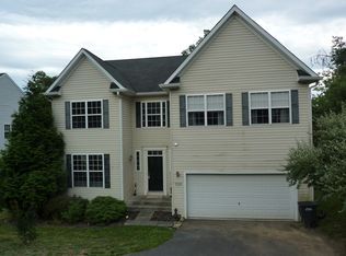 605 S Lakeview Dr, Cross Junction, VA 22625