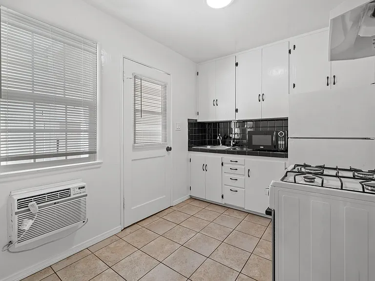 11958 Rochester Ave #11958 — Photo 4
