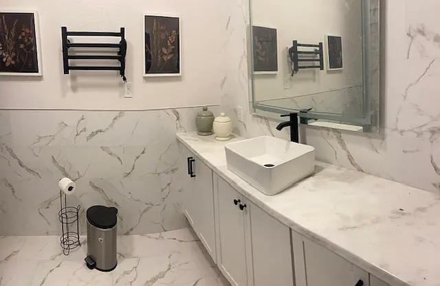 Bathrrom w/ heated towel bar