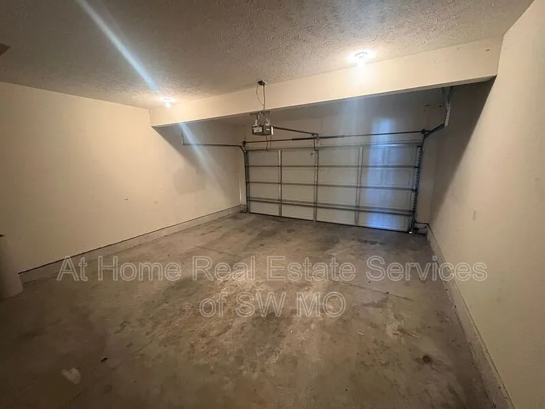 1270 N Northwood Ave — Photo 11