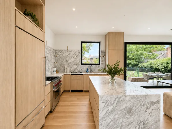 https://photos.zillowstatic.com/fp/7e79caab6582e3133c5ecf650d3ba8a3-p_e.webp