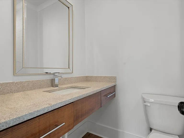 501 W Cheves St E — Photo 8