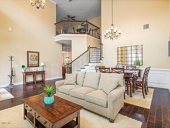 5th image of 125 Ellsworth Cir