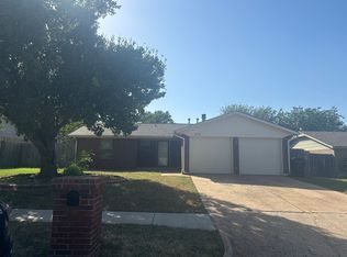 625 Hazelwood St, Moore, OK 73160