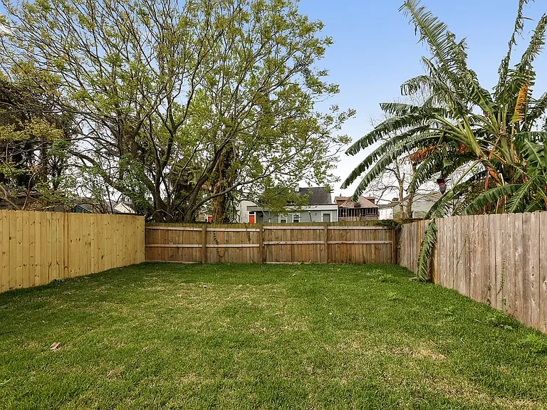 1818 Laharpe St — Photo 13