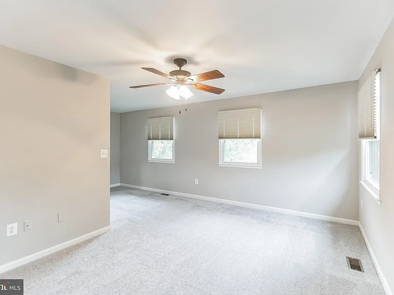 5335 Lake Cove Ct — Photo 16