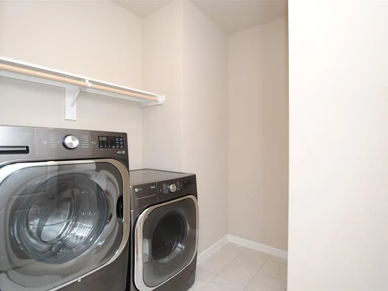 8326 Oakland Heights Ln — Photo 10