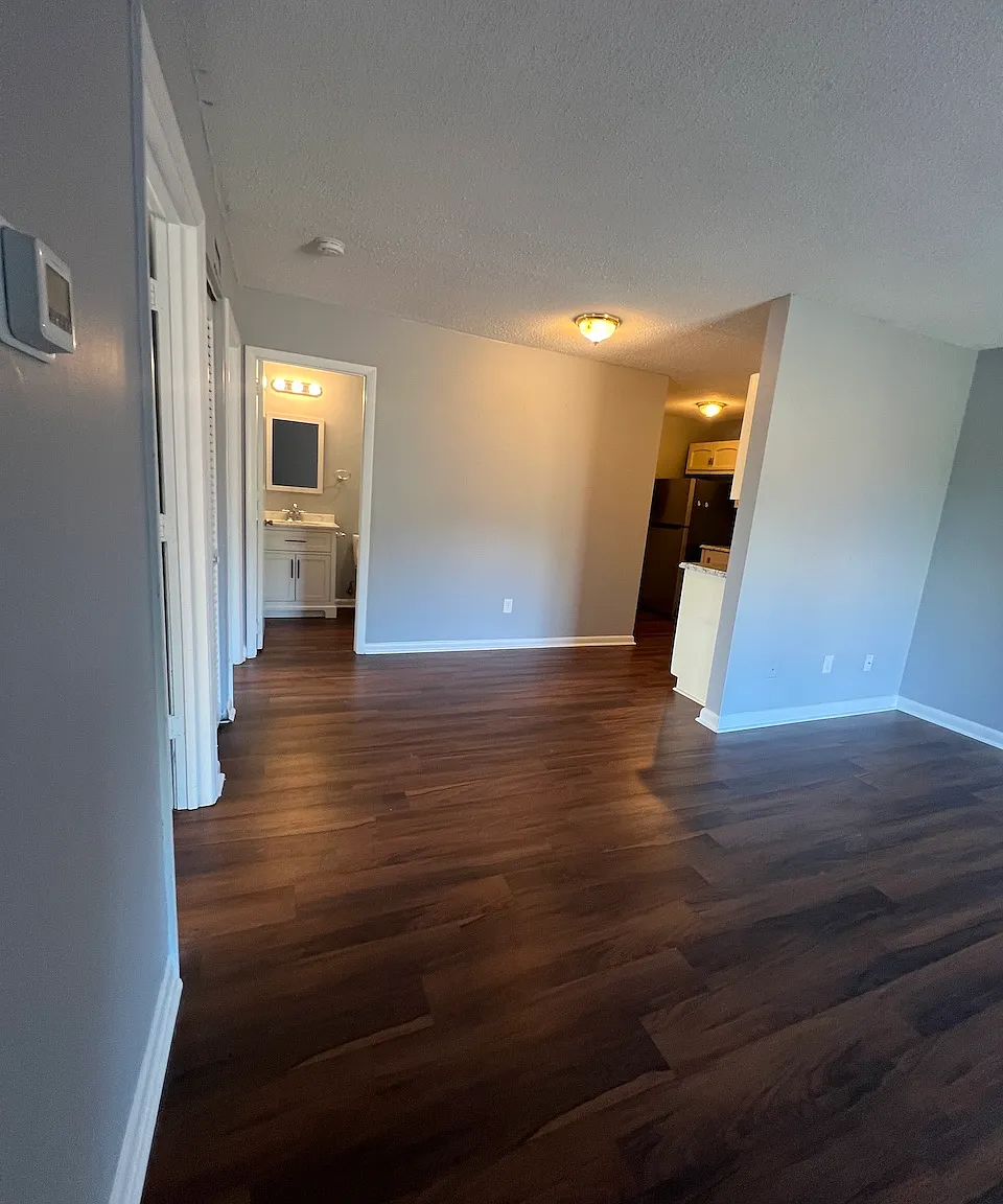 517 W Market St — Photo 3