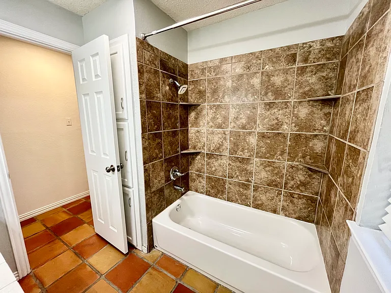 5008 Millsprings Dr — Photo 14