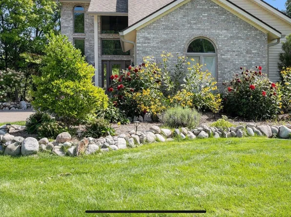 1220 Lake Lane Dr, White Lake, MI 48386