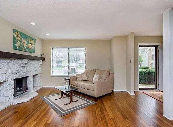 3rd image of 3018 Horse Hill West Dr