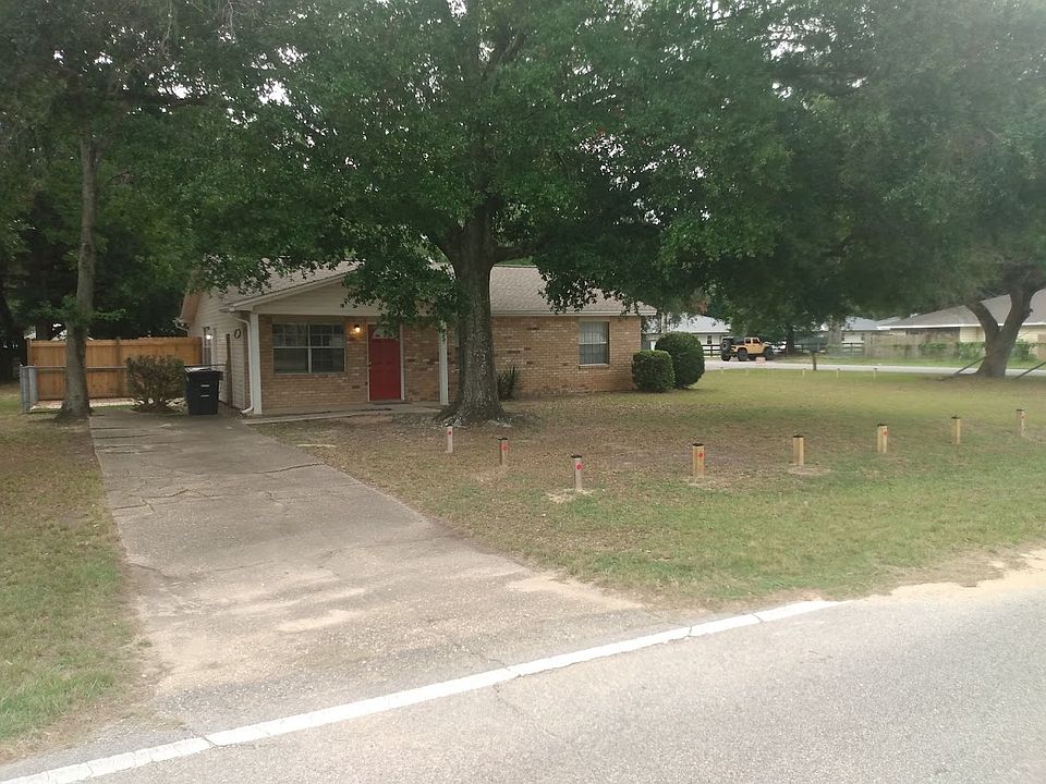 Shaded front yard with plenty of parking