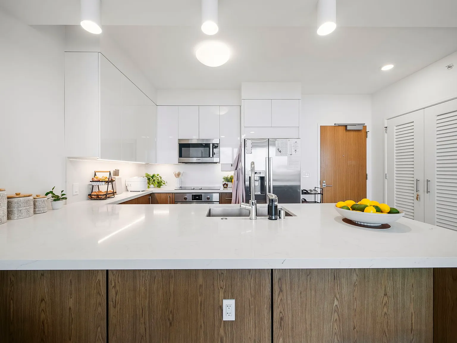 2 bed, 916 sqft, $4,500 — Photo 4
