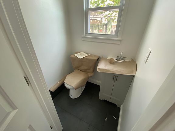 4th image of 17 Ellington St