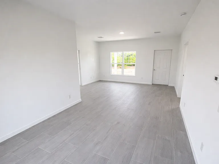 1248 Hillcrest St E — Photo 3