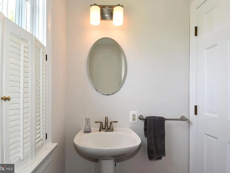 710 W View Ter — Photo 15