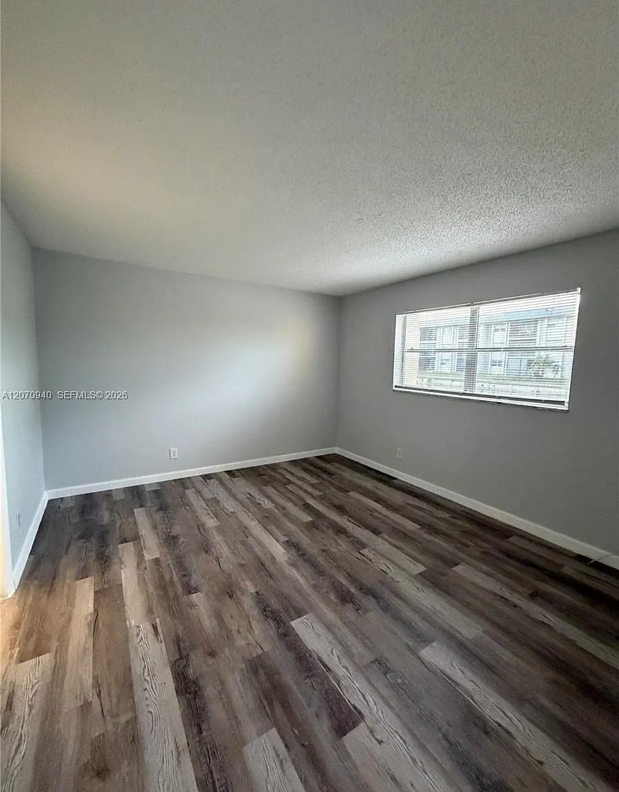 Versailles Gardens Condo — Photo 4