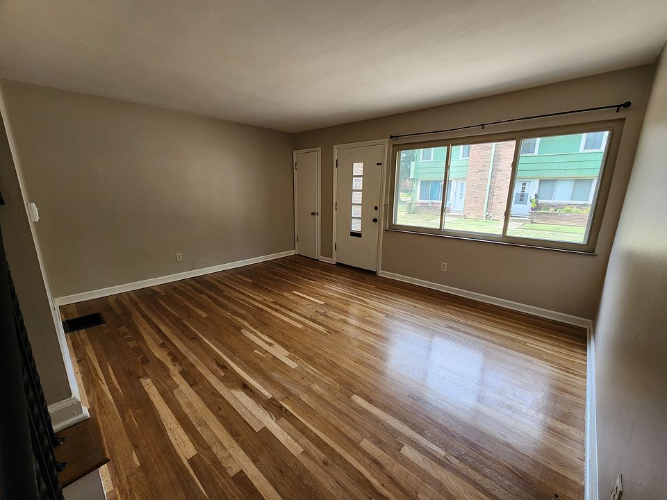 Family room looking out to courtyard