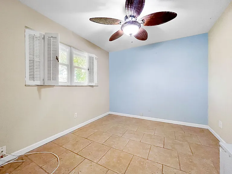 1031 Honeysuckle Rd — Photo 11