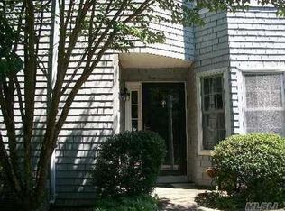 10 Lakebridge Dr S, Kings Park, NY 11754