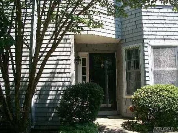 10 Lakebridge Dr S, Kings Park, NY 11754