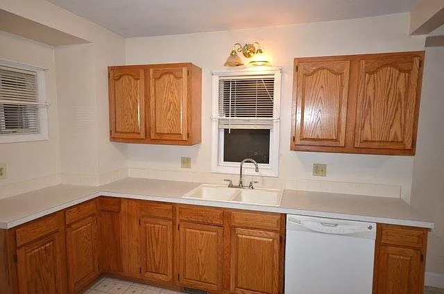89 Marion Ave — Photo 5
